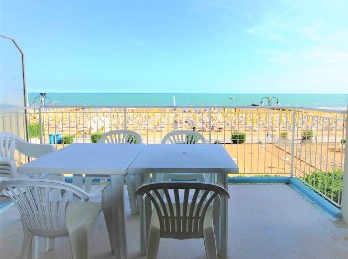 VILLA DEI PINI FRONTEMARE  4 CAMERE e 2 BAGNI